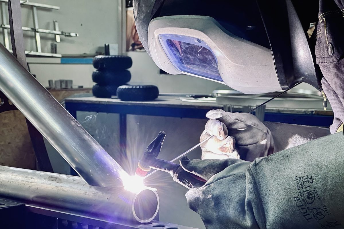 Detalje af svejsning af en aluminiumsprofil til lysdekorationens bærekonstruktion